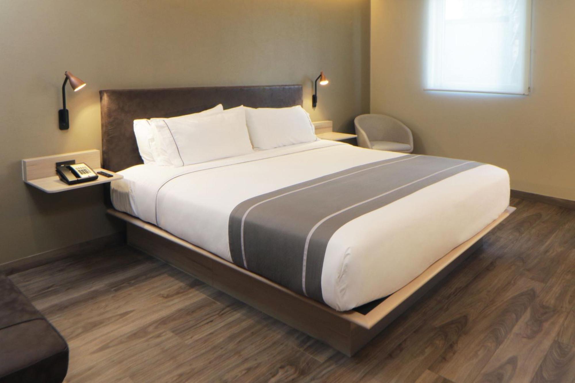 City Express Plus By Marriott Guadalajara Providencia Buitenkant foto
