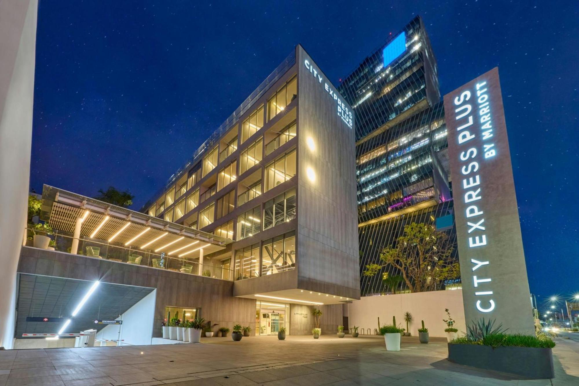 City Express Plus By Marriott Guadalajara Providencia Buitenkant foto